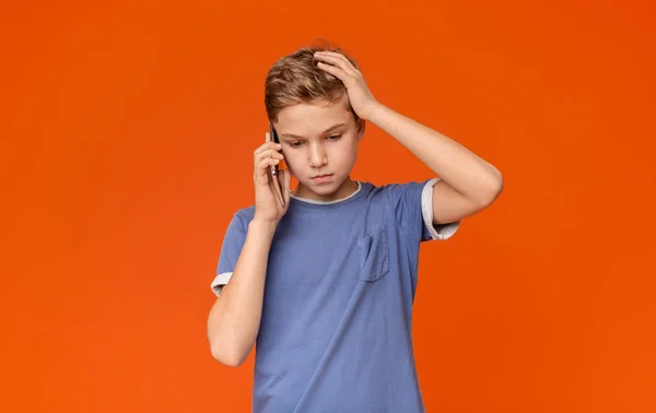 Adolescente falando ao telefone, de mãos dadas no estresse — Fotografia de Stock