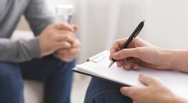 Psicólogo tomando notas durante la sesión con el paciente — Foto de Stock