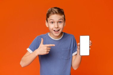 Yakışıklı adam gösteren boş cep telefonu ekran
