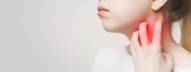 Kaşındıran boynunu alerji isiliği ile kaşıyan genç bir kadın.