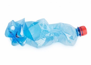 Beyaz üzerine sıkışık plastik şişe