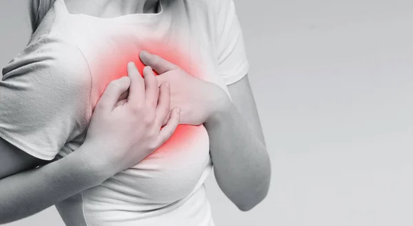 Хвора жінка має поганий біль і біль серцевий напад — стокове фото