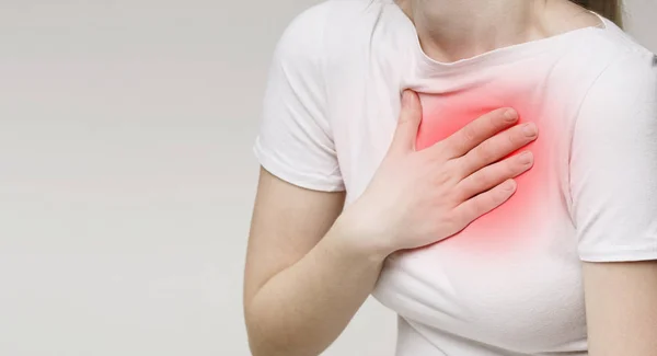 Woman suffering from acid reflux or heartburn — Stock Photo, Image