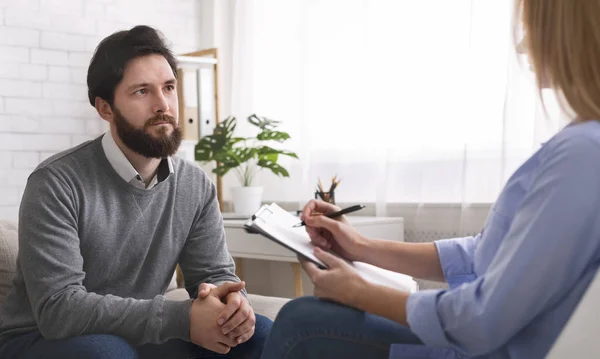 Millennial man talking to specialist at therapy session — Stock Photo, Image