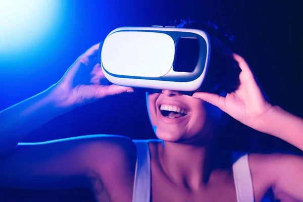 Dziewczyna za pomocą gogli VR w kolorowych neonowych światełka, zabawy — Zdjęcie stockowe