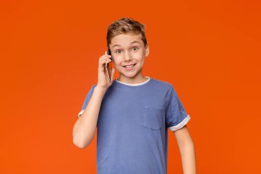 Pozitif genç çocuk cep telefonu konuşuyor