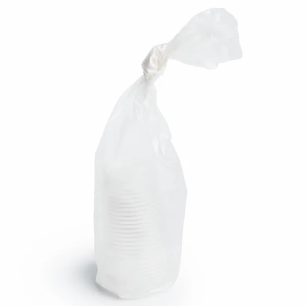 Wiązana plastikowa torba na białym — Zdjęcie stockowe
