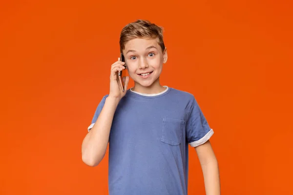 Positieve tiener jongen praten op mobiele telefoon — Stockfoto