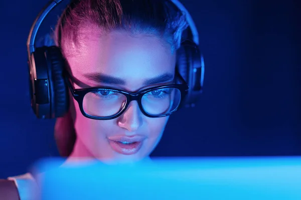 Profi-Spielerin spielt Videospiel, trägt Headset — Stockfoto