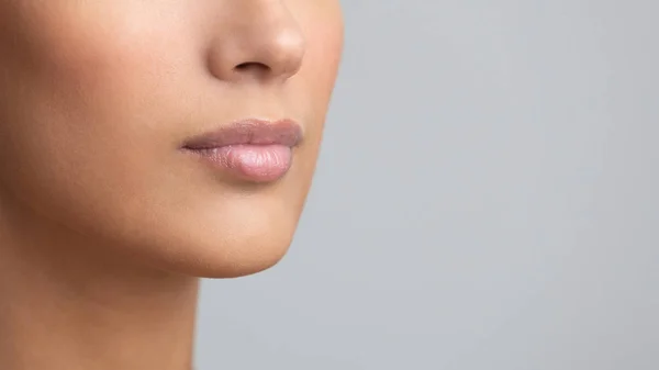 Перфектный натуральный макияж губ, серый студийный фон — стоковое фото