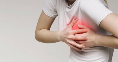 Göğüste güçlü ağrı hisseden genç kadının yakın çekimi