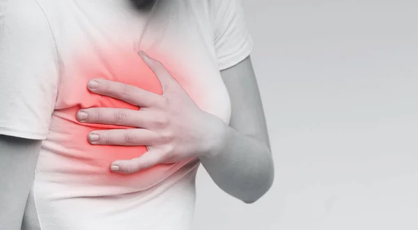 Jonge vrouw met pijnlijke borsten aan te raken van borst — Stockfoto