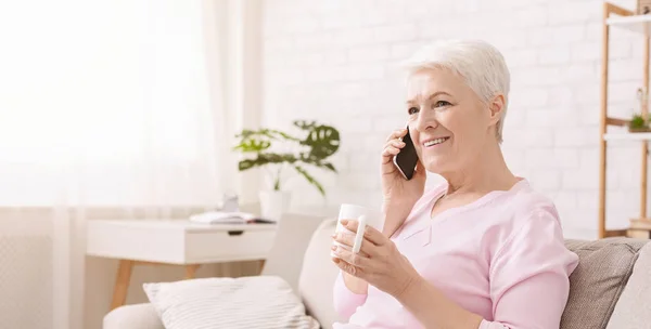 Schöne ältere Dame hat Spaß Gespräch mit ihrem Freund — Stockfoto