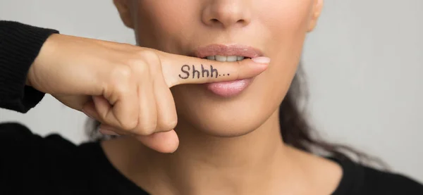 Segredos femininos. Shhh escrito no dedo — Fotografia de Stock