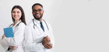 Mutlu Medic İşçileri. Beyaz Önlüklü İki Doktor Portresi