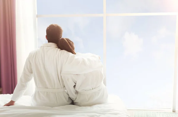 Mañana de pareja joven mirando por la ventana —  Fotos de Stock