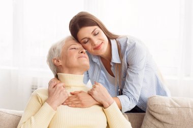 Sevgi dolu kızı annesini kucaklayan, evde vakit geçirmek