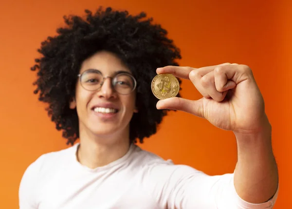Bitcoin de oro en primer plano mano hombre afroamericano —  Fotos de Stock
