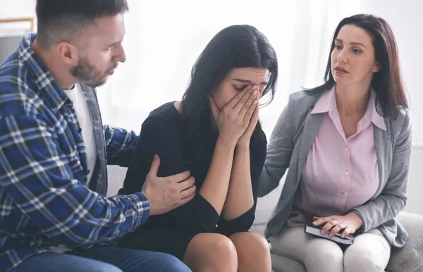 Psychologin tröstet traurige Patientin im Büro — Stockfoto