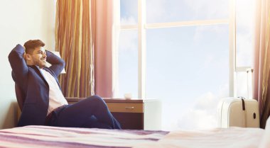 Arapça Başarılı İşadamı Otel Odasında Dinleniyor