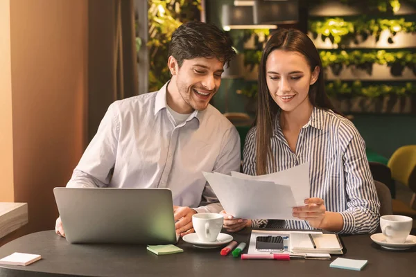 Millennial collega's met zakelijke lunch in café — Stockfoto