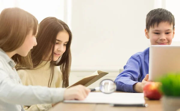 Preteen kinderen doen huiswerk in klas op school — Stockfoto