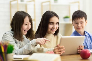 Tablet Bilgisayar ile Okul Çocuklar Break Eğleniyor