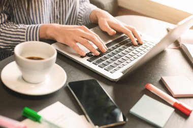 Kafede dizüstü bilgisayarda kadın blogger yazma