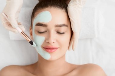 Kadın Yüzüne Çamur Yüzlü Maske Uygulayan Güzellik Uzmanı