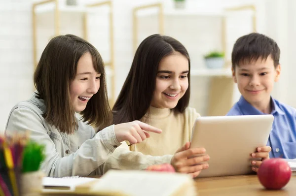 Crianças da escola com computador tablet se divertindo no intervalo — Fotografia de Stock