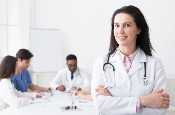 Médico de sucesso olhando para a câmera durante a conferência — Fotografia de Stock