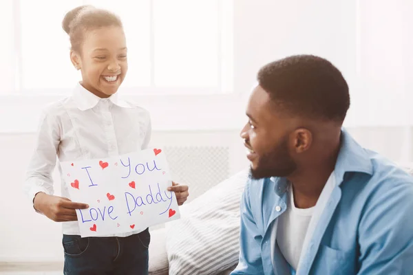 Hija felicitando a papá con el día de los padres en casa — Foto de Stock