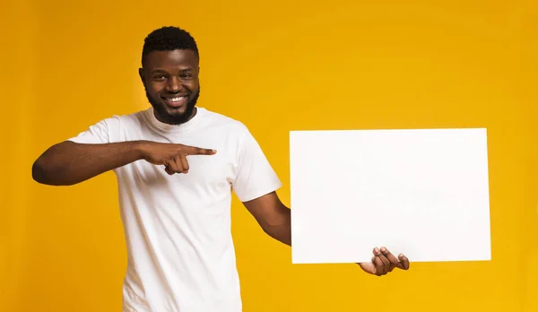 Afro-Amerikaanse man wijzend op wit blanco bord — Stockfoto