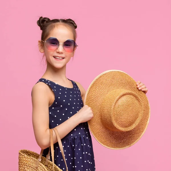 Menina bonita segurando chapéu de verão em rosa — Fotografia de Stock