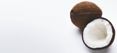 Beyaz üzerine tam ve yarım hindistan cevizi