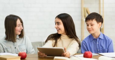 Shool Break. Mutlu Çocuklar Dijital Tablet'te Konuşuyor ve Oynuyor