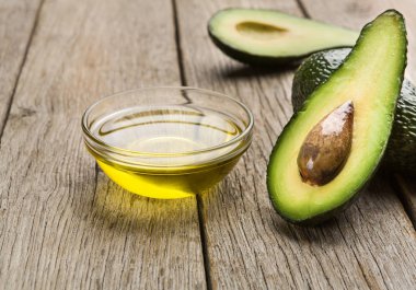 Olgun dilimlenmiş avokado ve yağ