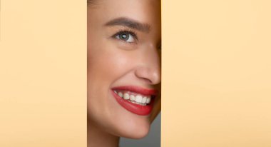 Kırmızı Dudaklı Kadın Şeftali Kağıdındaki Deliğe Bakıyor