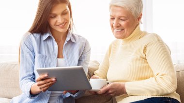 Kızı tablet kullanarak onun üst düzey annesi öğretim