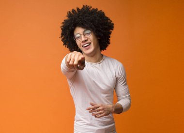 Gülümseyen afro-amerikan bin yıllık adam size gösteren