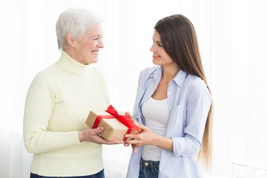 Kızı hediye kutusu ile onun üst düzey annesi tebrik