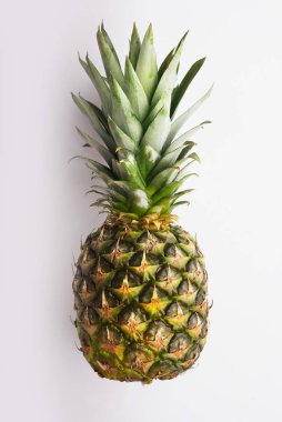 Tüm ananas beyaz izole