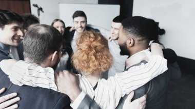 Şirket seminerinden sonra daire içinde iş ekibi bağlama