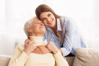 Sevgi dolu kızı annesine sarılıyor, birlikte vakit geçiriyor