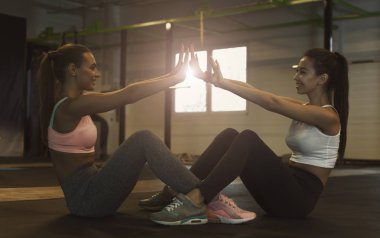 Birlikte eğitim. Arkadaşlar oturup yüksek beşlik veren