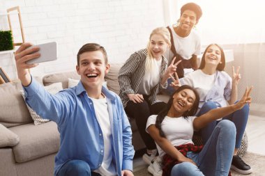 Selfie çeken gençler, birlikte vakit geçirmenin keyfini çıkarıyorlar