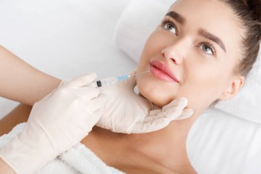 Dudak Büyütme. Hyaluronik Asit Alan Genç Kadın