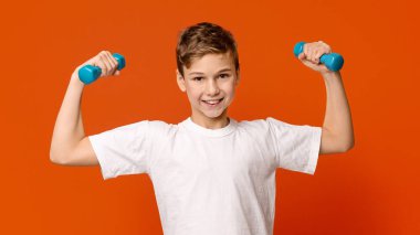 Güçlü küçük adam dumbbells, turuncu arka plan ile egzersiz