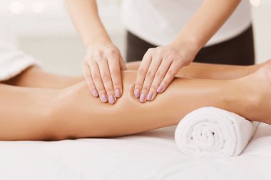 Terapist masaj kadın buzağı spa merkezinde masaj