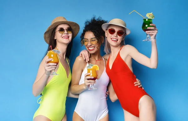 Bonnes jeunes femmes en maillot de bain riant avec cocktails d'été — Photo